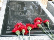 На Воскресенском кладбище прошла торжественная церемония возложения венков и цветов к мемориалу защитникам Отечества
